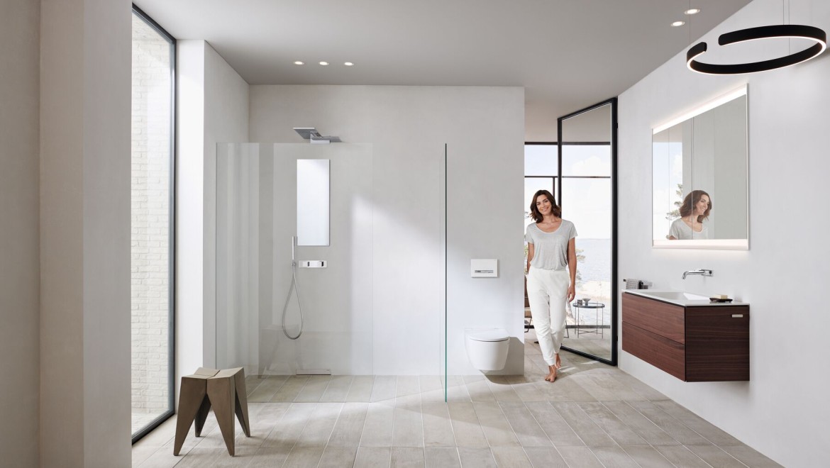 Geberit ONE bagno con elementi in ceramica bianca e mobili da bagno (© Geberit) Geberit ONE bagno con elementi in ceramica bianca e mobili da bagno (© Geberit)