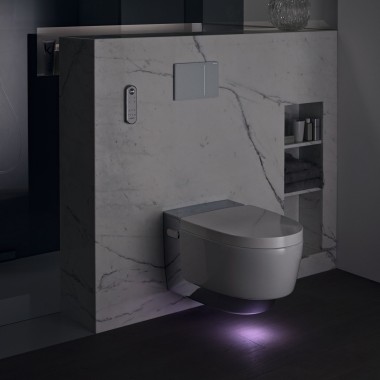 Geberit AquaClean Mera Comfort variante cromo con luce di cortesia (© Geberit)