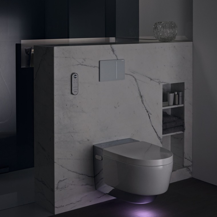 Geberit AquaClean Mera Comfort variante cromo con luce di cortesia (© Geberit)
