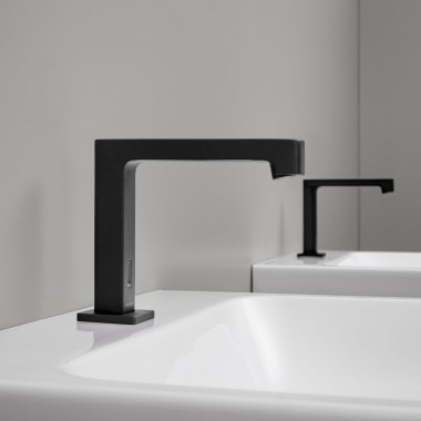 Rubinetteria elettronica a pianale Geberit Brenta in nero opaco in servizi sanitari pubblici Rubinetteria elettronica a pianale Geberit Brenta in nero opaco in servizi sanitari pubblici