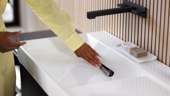 Rimozione dell'inserto a pettine del lavabo Geberit ONE con rubinetto in nero opaco. (©Geberit)