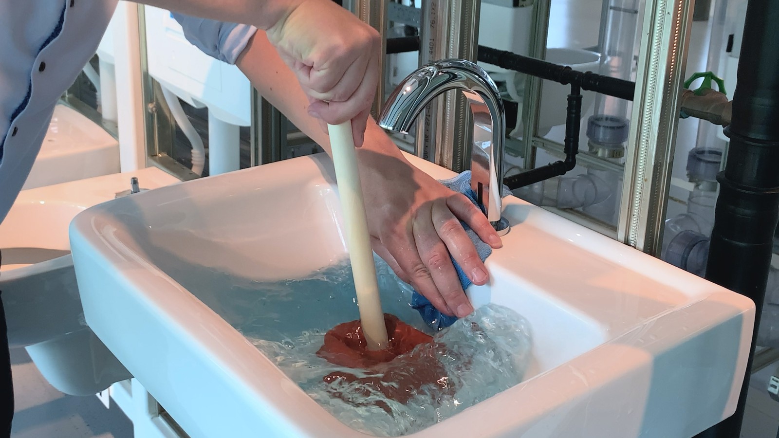 Coprire il foro del troppo pieno con la mano e un panno Coprire il foro del troppo pieno con la mano e un panno