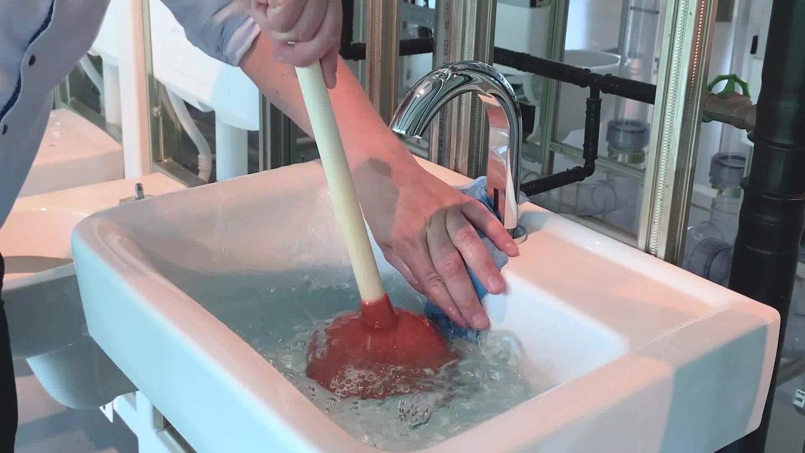 La ventosa in gomma viene spostata su e giù La ventosa in gomma viene spostata su e giù