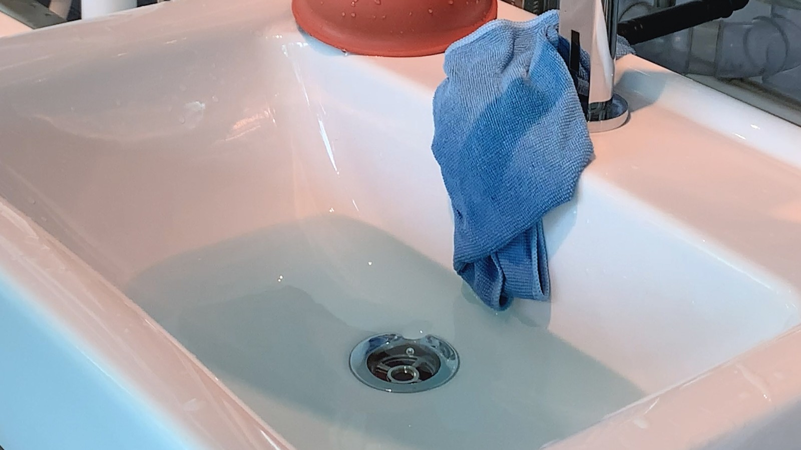 L'acqua defluisce dal lavabo L'acqua defluisce dal lavabo