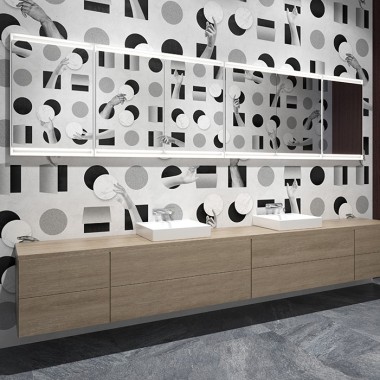 Zona lavabo con mobili e specchi contenitori Geberit ONE in legno (©Bloomrealities/HTA per H.O.M.E. Haus 2022)