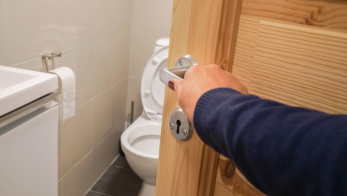 Porta del bagno che si apre verso l'interno