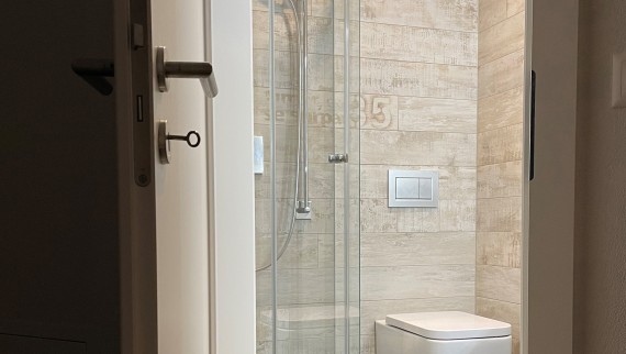 Porta del bagno che si apre verso l'esterno Porta del bagno che si apre verso l'esterno