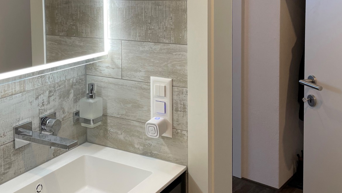 Una porta che si apre verso l'esterno consente di risparmiare spazio nel bagno Una porta che si apre verso l'esterno consente di risparmiare spazio nel bagno