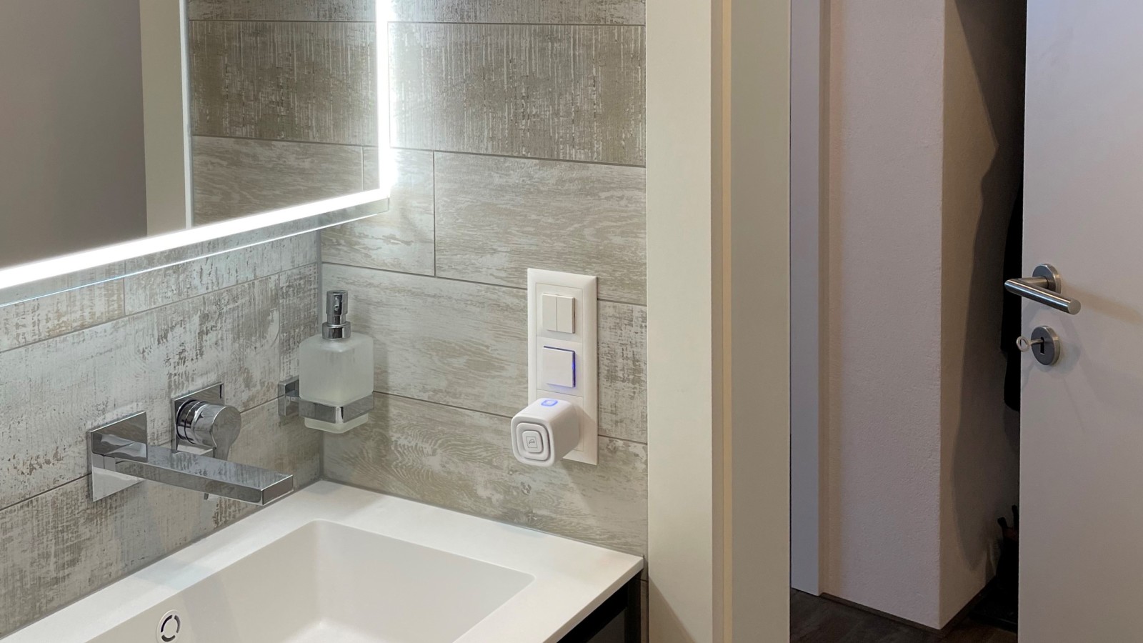 Una porta che si apre verso l'esterno consente di risparmiare spazio nel bagno