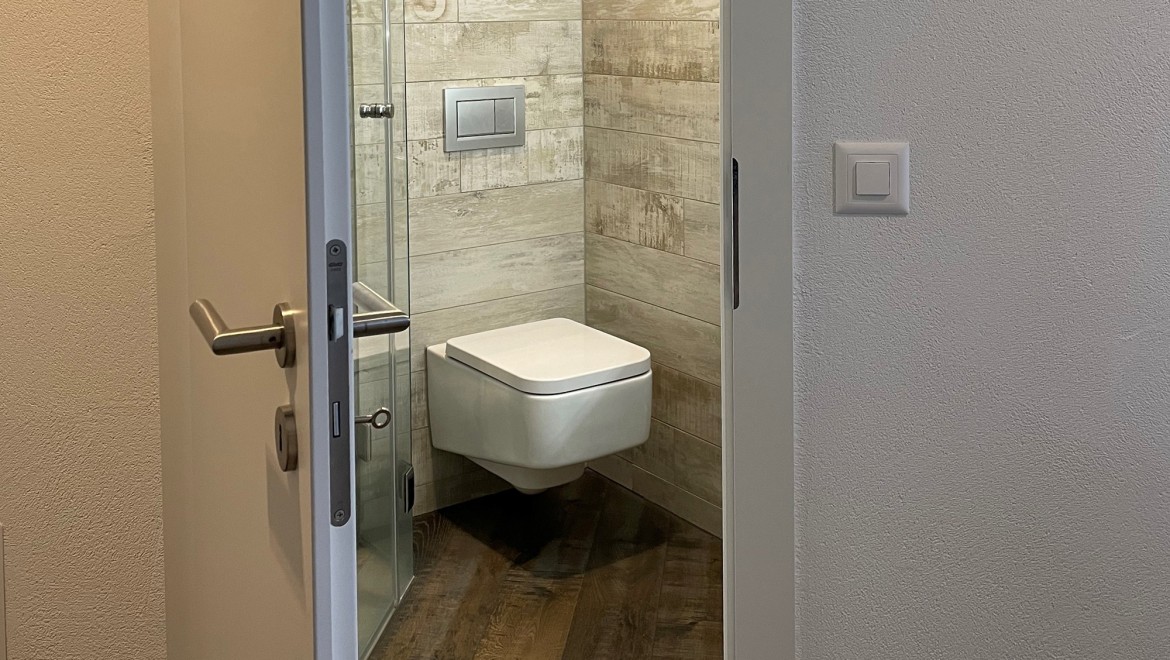 Porta del bagno che si apre verso l'esterno Porta del bagno che si apre verso l'esterno