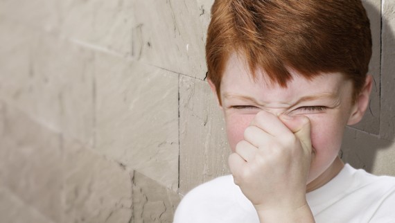 Bambino si tappa il naso Bambino si tappa il naso