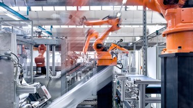 Bracci robotici sulla catena di montaggio nel settore di produzione delle cassette di risciacquo ad incasso Geberit (© Geberit)