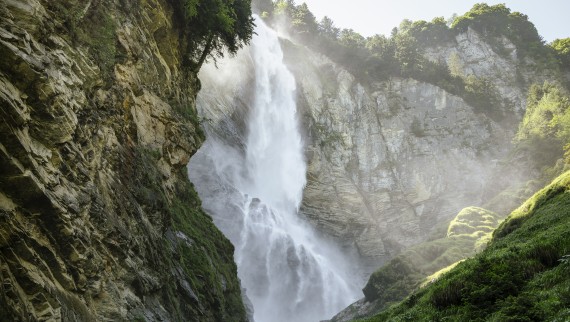 Imponente cascata in un paesaggio verde (© Geberit)