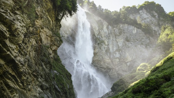 Imponente cascata in un paesaggio verde (© Geberit) Imponente cascata in un paesaggio verde (© Geberit)