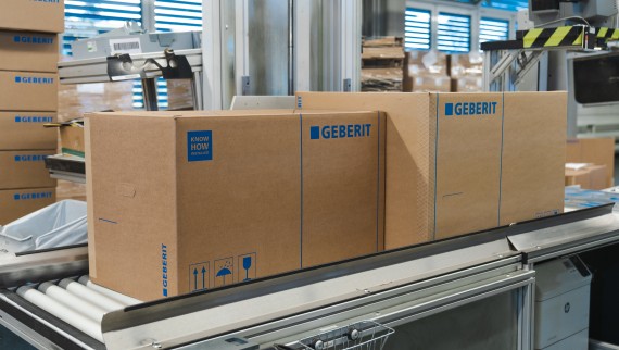 Qui a sinistra, il nuovo packaging compatto per vasi bidet a confronto con i precedenti scatoloni in cartone (a destra). (© Julia Dunlop) Qui a sinistra, il nuovo packaging compatto per vasi bidet a confronto con i precedenti scatoloni in cartone (a destra). (© Julia Dunlop)