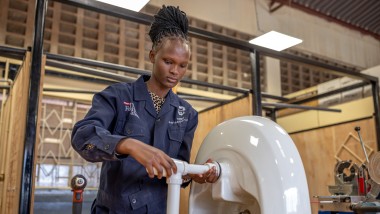 Una dei partecipanti al programma di formazione professionale di Geberit e della Fondazione Hilti in Kenya (© Hilti Foundation) (© Hilti Foundation).