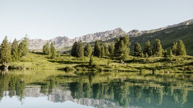 Imponente cascata in un paesaggio montano (© Geberit)