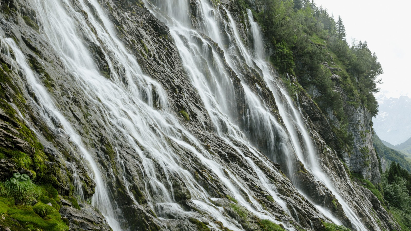 Imponente cascata in un paesaggio verde (© Geberit)