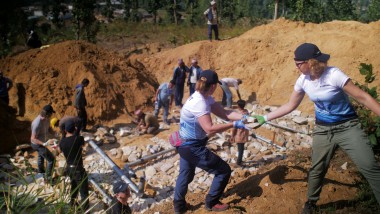 Dipendenti Geberit posano i tubi di approvvigionamento idrico per una comunità di un villaggio nepalese (© Marcin Mossakowski)