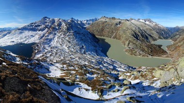 Veduta di un paesaggio invernale nella regione del Grimsel dalla vetta (© Kraftwerke Oberhasli AG)