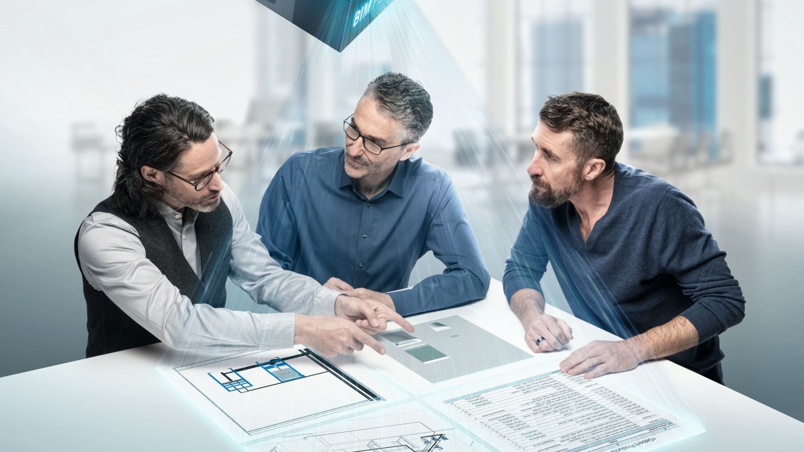 Progettisti impegnati in una discussione intorno a un tavolo con il simbolo BIM