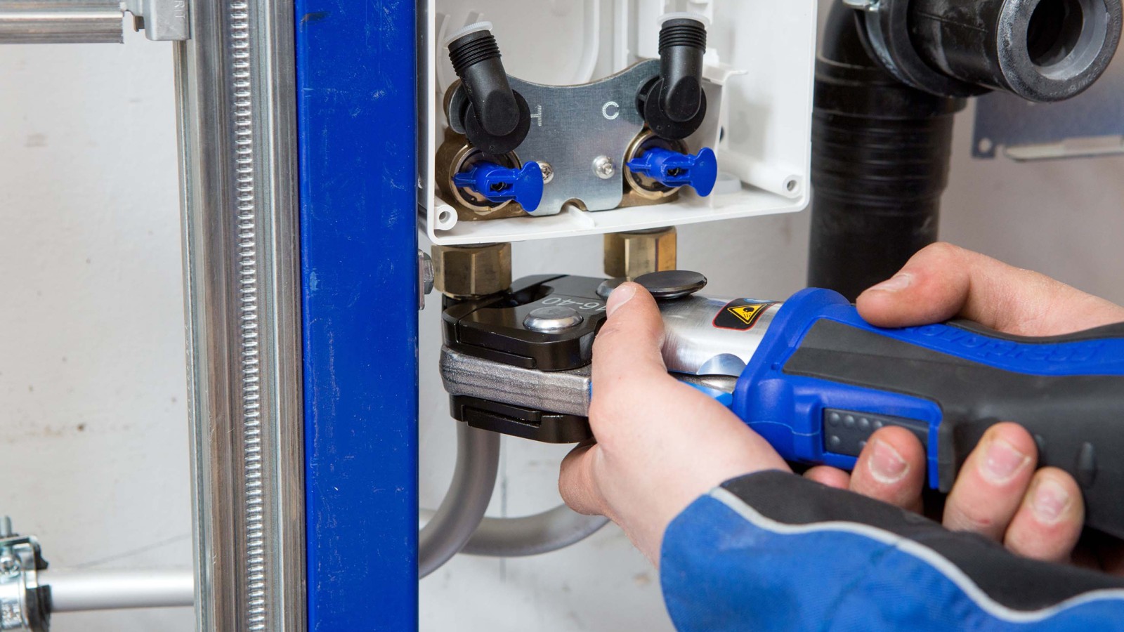 Geberit FlowFit si installa in modo semplice e veloce (© Geberit) Geberit FlowFit si installa in modo semplice e veloce (© Geberit)