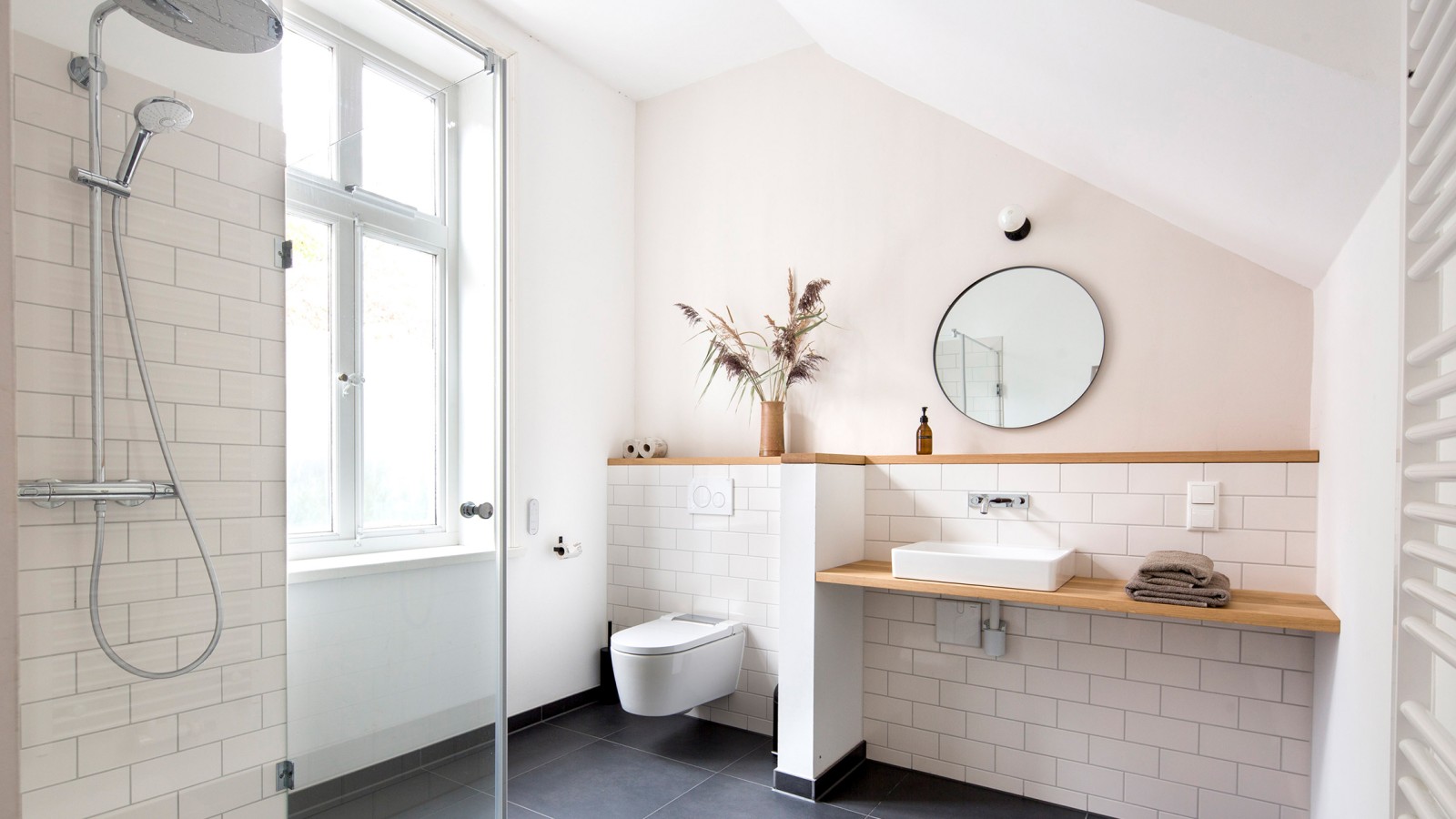 Nei bagni degli ospiti sono stati installati il lavabo Geberit ONE e la rubinetteria a parete ONE. Il vaso bidet AquaClean Sela offre quel tocco di comfort in più (© Geberit) Nei bagni degli ospiti sono stati installati il lavabo Geberit ONE e la rubinetteria a parete ONE. Il vaso bidet AquaClean Sela offre quel tocco di comfort in più (© Geberit)
