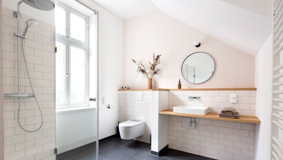 Nei bagni degli ospiti sono stati installati il lavabo Geberit ONE e la rubinetteria a parete ONE. Il vaso bidet AquaClean Sela offre quel tocco di comfort in più (© Geberit)