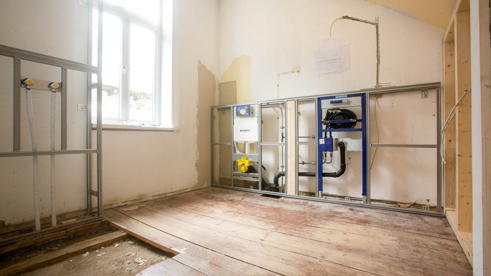 Per la ristrutturazione sono stati scelti prodotti Geberit non solo per le parti a vista, ma anche per quelle strutturali, dietro la parete (© Geberit) Per la ristrutturazione sono stati scelti prodotti Geberit non solo per le parti a vista, ma anche per quelle strutturali, dietro la parete (© Geberit)