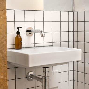 I rubinetti Geberit Piave a controllo elettronico sono igienici e particolarmente adatti ai bagni condivisi. Per azionare il rubinetto non serve alcun contatto fisico (© Geberit)