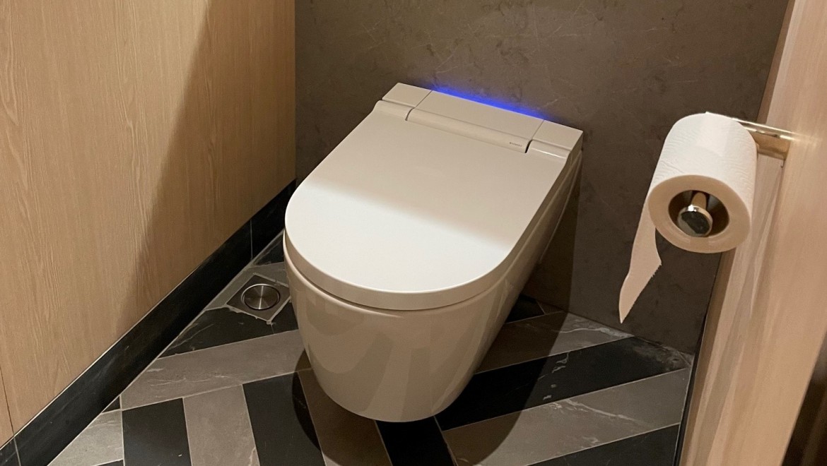 The toilets are equipped with Geberit AquaClean Sela shower toilets and Geberit urinals, among other things (© Owen Raggett) The toilets are equipped with Geberit AquaClean Sela shower toilets and Geberit urinals, among other things (© Owen Raggett)