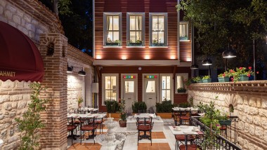 Il cortile dell'Hotel Turkish House di Istanbul combina elementi strutturali e decorativi di epoche diverse (© Hotel Turkish House)