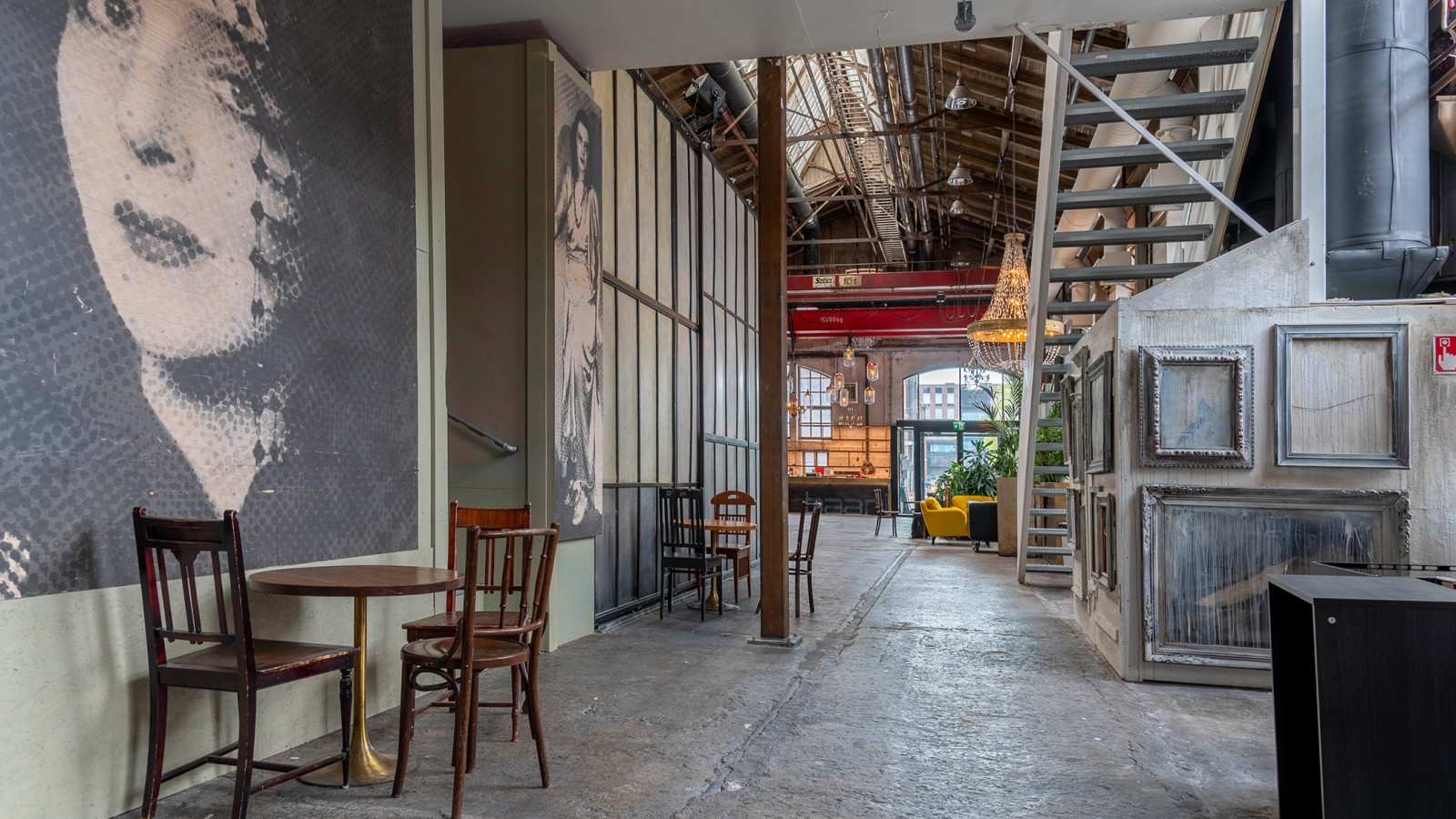 Qui la fabbrica è diventata un salotto (© Kansallisteatteri) Qui la fabbrica è diventata un salotto (© Kansallisteatteri)