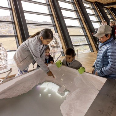 Bambini durante un laboratorio all'Icefjord Centre Ilulissat (© Adam Mørk) Bambini durante un laboratorio all'Icefjord Centre Ilulissat (© Adam Mørk)