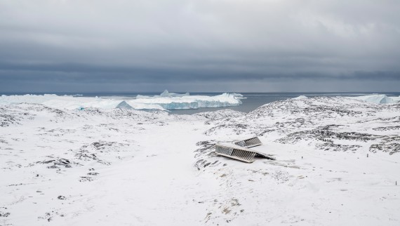 L'Icefjord Centre costruito nel mezzo di un paesaggio di ghiaccio (© Adam Mørk) L'Icefjord Centre costruito nel mezzo di un paesaggio di ghiaccio (© Adam Mørk)