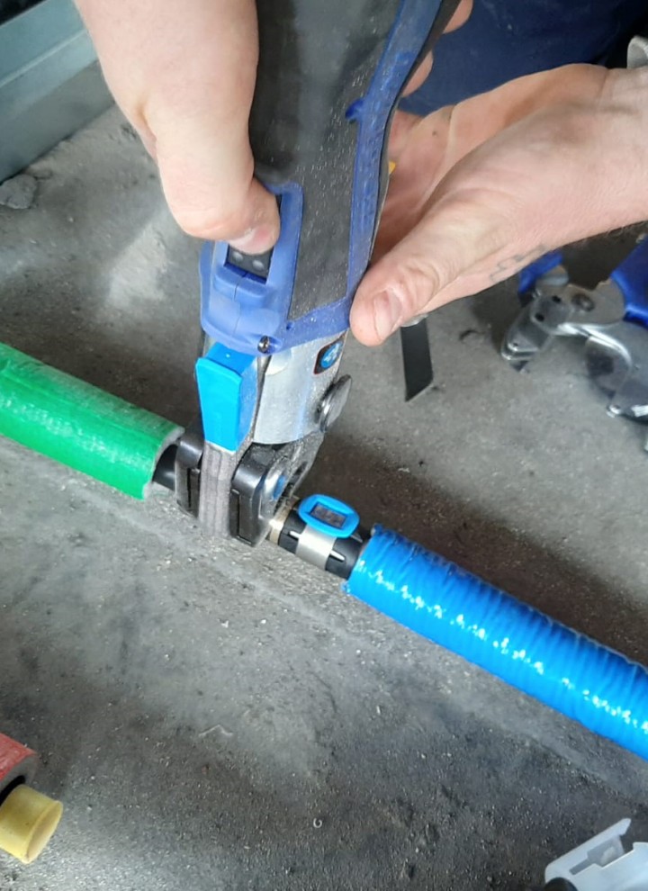 Il nuovo sistema di pressatura Geberit FlowFit in uso (© Geberit) Il nuovo sistema di pressatura Geberit FlowFit in uso (© Geberit)