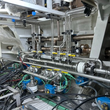 Ecco come si presenta la sala macchine di uno yacht nei cantieri Su Marine. Le tubazioni in acciaio inox Mapress e CuNiFe vengono installate in uno spazio estremamente ridotto. (Su Marine Yachting) Ecco come si presenta la sala macchine di uno yacht nei cantieri Su Marine. Le tubazioni in acciaio inox Mapress e CuNiFe vengono installate in uno spazio estremamente ridotto. (Su Marine Yachting)