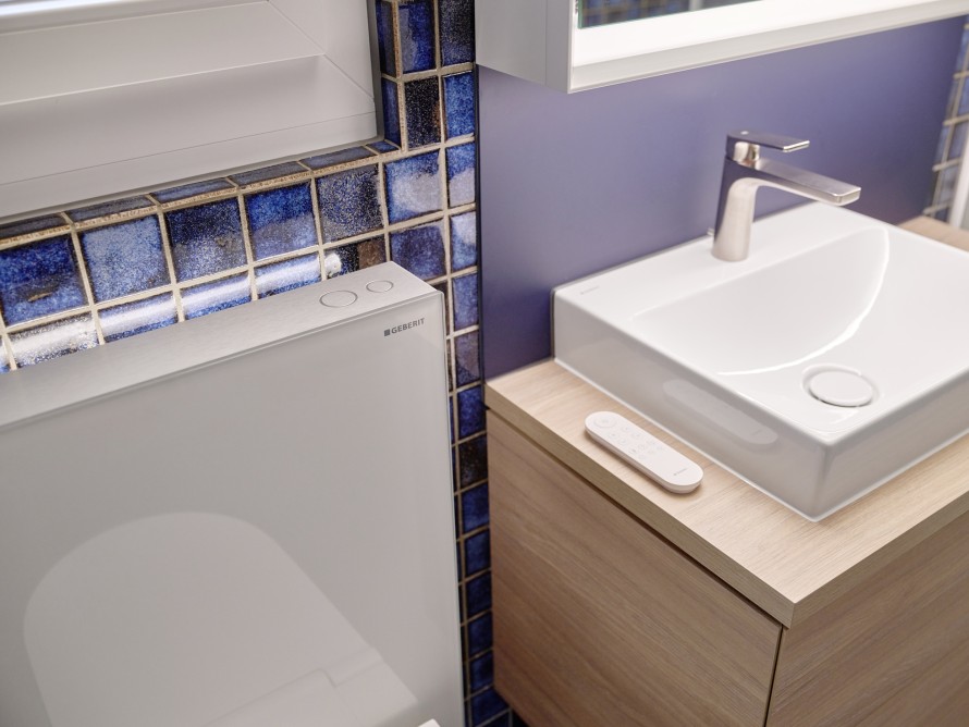 Geberit Monolith Plus offre optional come LED integrati e il sistema di aspirazione cattivi odori (© Ben Huggler)