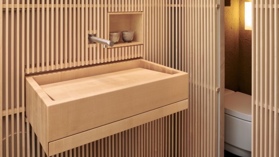 Il bagno come rifugio: niente stimoli visivi superflui, solo un’armonia tattile e un AquaClean Geberit. (© David Willen Studio) Il bagno come rifugio: niente stimoli visivi superflui, solo un’armonia tattile e un AquaClean Geberit. (© David Willen Studio)