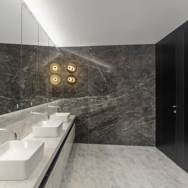 Eleganza semplice, anche nei bagni. Dietro la parete: il WC-System a risparmio idrico di Geberit. (© Ana Skobe)