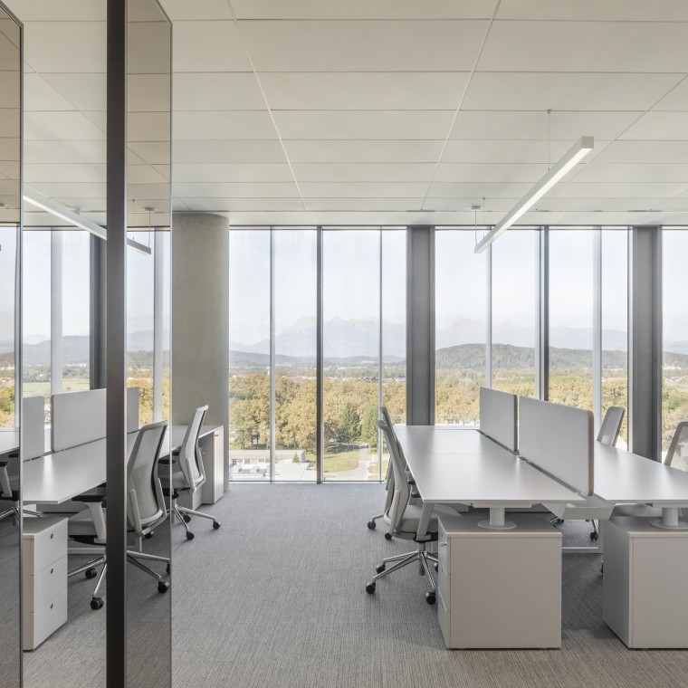 Spazi di lavoro su nove piani: i moduli ufficio possono essere combinati o ampliati in base alle esigenze degli inquilini. (© Ana Skobe) Spazi di lavoro su nove piani: i moduli ufficio possono essere combinati o ampliati in base alle esigenze degli inquilini. (© Ana Skobe)