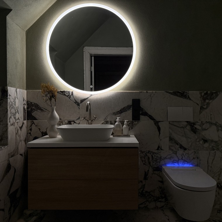 Comfort anche di notte: lo specchio illuminato Geberit Option e il WC con bidet integrato Geberit AquaClean Sela creano un’atmosfera da hotel. (© Büşra Qadir) Comfort anche di notte: lo specchio illuminato Geberit Option e il WC con bidet integrato Geberit AquaClean Sela creano un’atmosfera da hotel. (© Büşra Qadir)