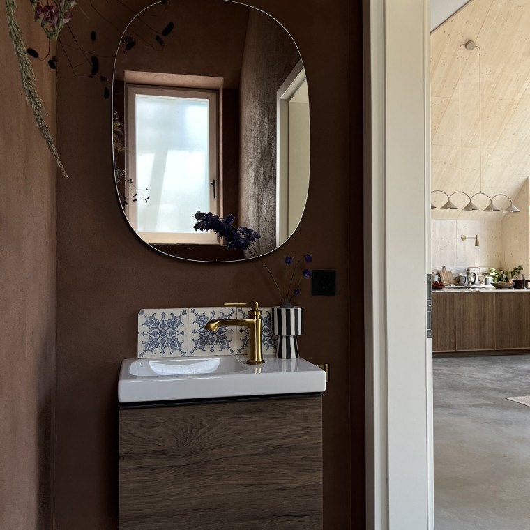 Il mobile lavabo Geberit iCon in noce crea continuità tra le diverse stanze. (© Büşra Qadir) Il mobile lavabo Geberit iCon in noce crea continuità tra le diverse stanze. (© Büşra Qadir)