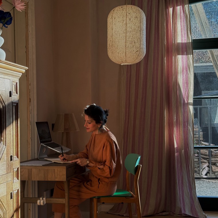 Büşra Qadir definisce il suo stile d’interni “fusion living”, uno stile che unisce culture, stili e colori. (© Büşra Qadir) Büşra Qadir definisce il suo stile d’interni “fusion living”, uno stile che unisce culture, stili e colori. (© Büşra Qadir)