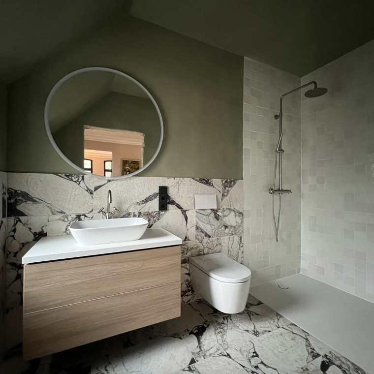 Il fulcro del bagno degli ospiti: la combinazione lavabo Geberit ONE e il piatto doccia Geberit Setaplano è elegante e facile da pulire. (© Büşra Qadir) Il fulcro del bagno degli ospiti: la combinazione lavabo Geberit ONE e il piatto doccia Geberit Setaplano è elegante e facile da pulire. (© Büşra Qadir)