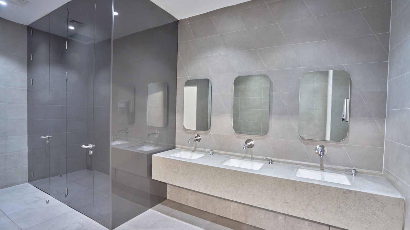 Semplici ed eleganti: lavabo Geberit VariForm e rubinetteria Piave. © Oğuzhan Kasar