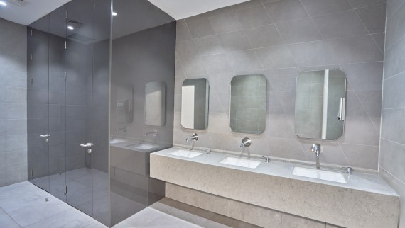 Semplici ed eleganti: lavabo Geberit VariForm e rubinetteria Piave. © Oğuzhan Kasar Semplici ed eleganti: lavabo Geberit VariForm e rubinetteria Piave. © Oğuzhan Kasar
