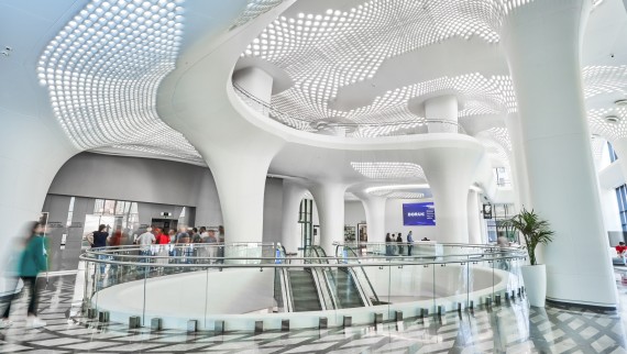 Futuristico e inondato di luce: il Doruk Nilüfer Hospital punta su spazi ampi e forme organiche. (© Doruk Hospital) Futuristico e inondato di luce: il Doruk Nilüfer Hospital punta su spazi ampi e forme organiche. (© Doruk Hospital)