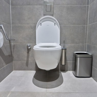 Nei bagni della struttura sono stati installati numerosi prodotti Geberit, tra cui i WC della linea iCon.(© Oğuzhan Kasar) Nei bagni della struttura sono stati installati numerosi prodotti Geberit, tra cui i WC della linea iCon.(© Oğuzhan Kasar)