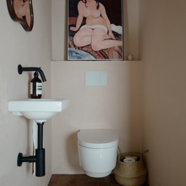 Il WC con bidet integrato AquaClean Mera pulisce delicatamente con acqua. In abbinamento: la placca di comando Sigma70 e il lavabo iCon Light. (© Anna W.)
